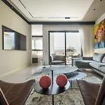 Modern And Vibrant 1Br Apt With Private Balcony
